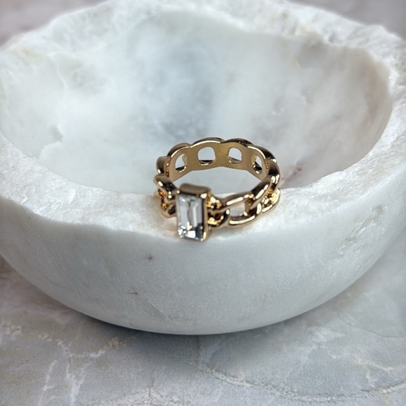 Elegant Gold Ring with Rectangular Stone - Picture 5 of 6